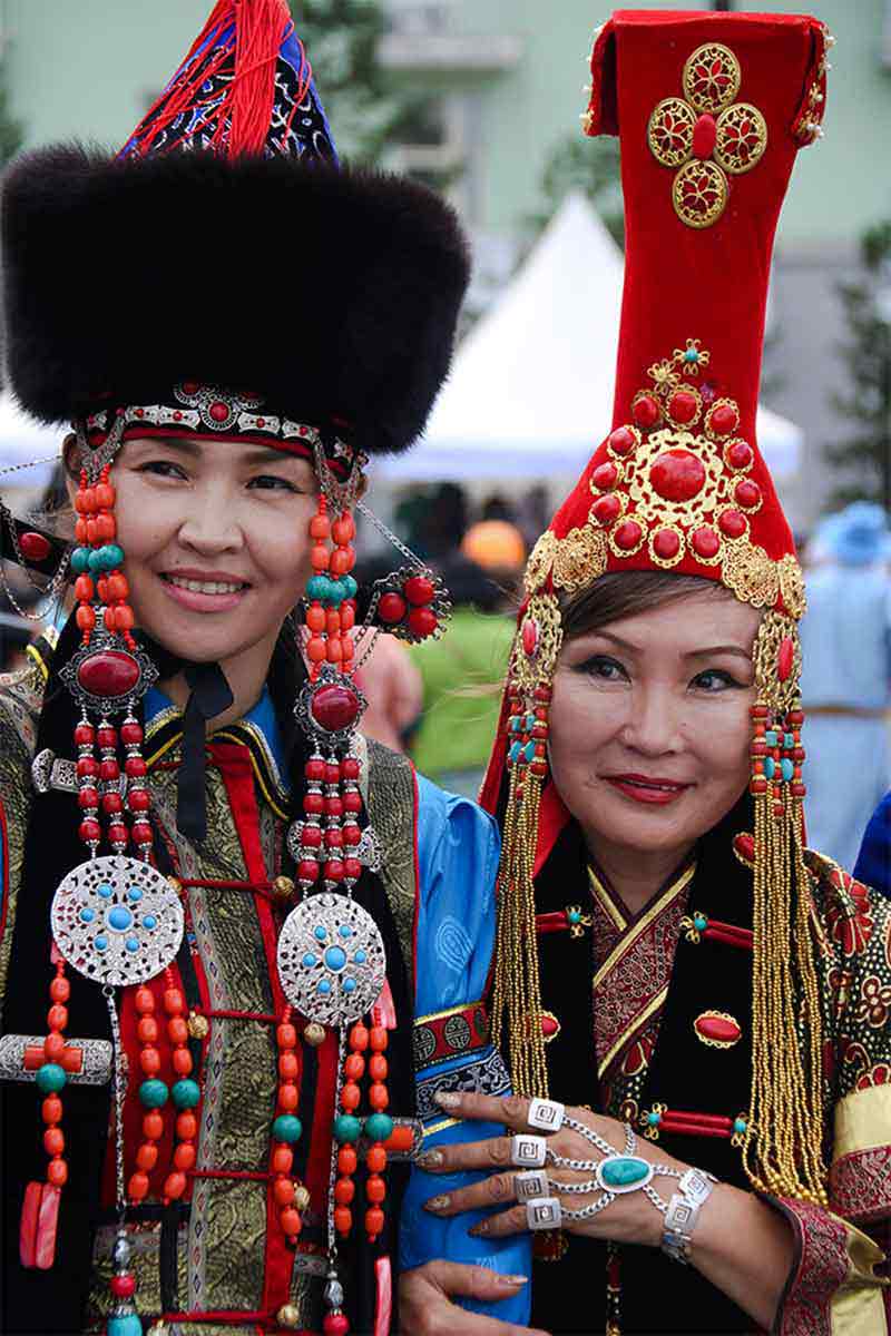 Dvojica mala šťastie, počas ich cestovania zažili sviatok Naadam. Mongoli sa vtedy oblečú do najkrajších šiat, je to najväčší sviatok od čias Čingischána.