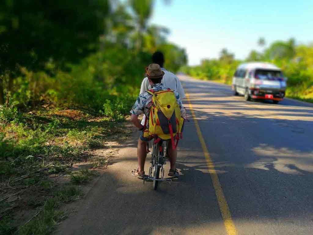 Hasan sa s tým nebabral. Nasadol na bicykel, Radovan na nosič a v momente sa rozprávali ako najlepší priatelia.